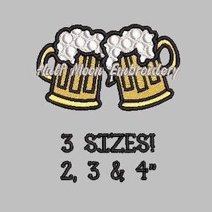 Peut inclure: Deux chopes de bière jaunes avec de la mousse blanche sur le dessus, qui s'entrechoquent. Le texte "3 SIZES! 2, 3 & 4" est sous les chopes.