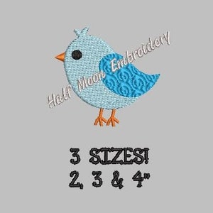 Peut inclure: Motif brodé d'un oiseau bleu avec une aile à motifs, un bec et des pattes orange et un œil noir. Le texte "Half Moon Embroidery" est au-dessus de l'oiseau. En dessous, le texte "3 SIZES! 2, 3 & 4".