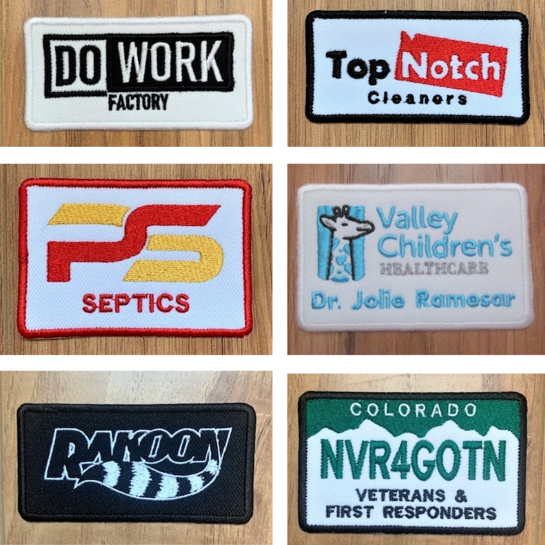 K&ouml;nnte beinhalten: F&uuml;nf gestickte Aufn&auml;her mit verschiedenen Designs und Texten. Die Aufn&auml;her sind wei&szlig;, schwarz, gr&uuml;n und beige mit roten, gelben und blauen Akzenten. Der Text auf den Aufn&auml;hern lautet "DO WORK FACTORY", "Top Notch Cleaners", "Valley Children's HEALTHCARE", "SEPTICS", "COLORADO NVR4GOTN VETERANS & FIRST RESPONDERS" und "RAKOON".