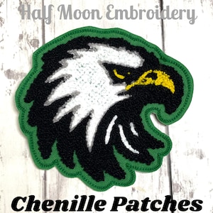 Könnte beinhalten: Gestickter Chenille-Patch mit einem Adlerkopf-Design. Der Patch hat einen grünen Rand, mit dem Kopf des Adlers in Weiß, Schwarz und Gelb. Die Texte "Half Moon Embroidery" und "Chenille Patches" sind sichtbar.