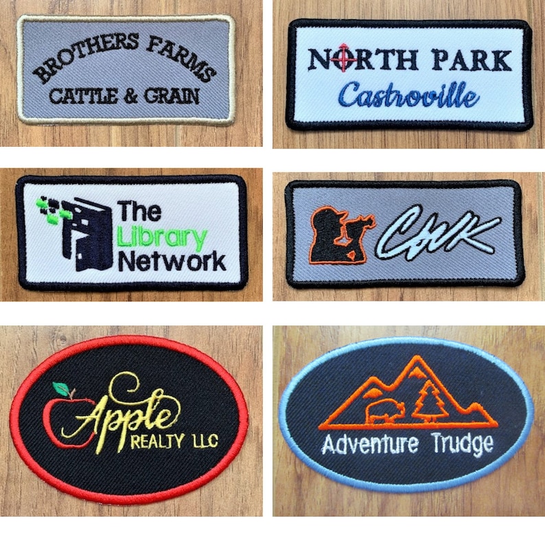 K&ouml;nnte beinhalten: Eine Sammlung von 10 gestickten Patches mit verschiedenen Designs und Texten. Die Patches befinden sich auf einem h&ouml;lzernen Hintergrund. Die Patches beinhalten: "Brothers Farms Cattle & Grain", "North Park Castroville", "The Library Network", "CHK", "Apple Realty LLC" und "Adventure Trudge".