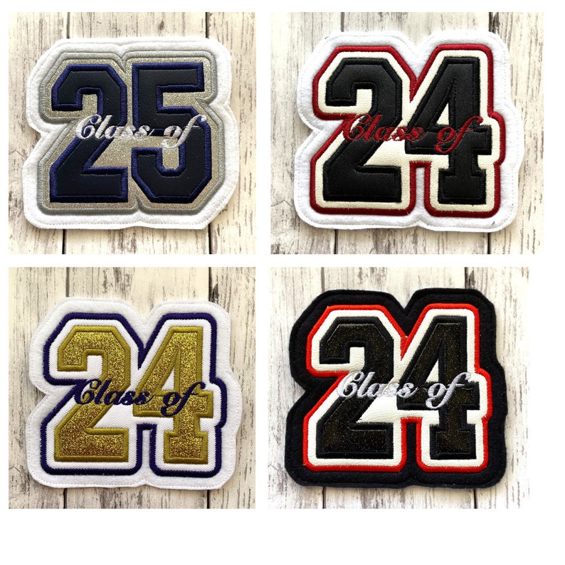 K&ouml;nnte beinhalten: Vier gestickte Patches mit unterschiedlichen Farbschemata und Designs. Jeder Patch zeigt eine gro&szlig;e Zahl, entweder "24" oder "25", mit dem Text "Class of" darunter. Die Patches sind in Gold, Schwarz, Marineblau und Schwarz mit rotem Besatz.