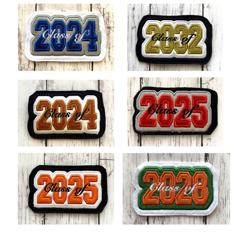 K&ouml;nnte beinhalten: F&uuml;nf Abschluss-Patches in verschiedenen Farben und Jahren. Die Patches sind rechteckig mit schwarzem Rand und wei&szlig;em Hintergrund. Die Jahre sind 2024, 2023, 2024, 2025 und 2028. Der Text "Class of" ist auf jedem Patch enthalten.
