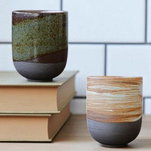 Tazas de cerámica japonesa artesanales: vasos rústicos de gres wabi-sabi en tonos tierra, juego minimalista de té o café, regalo de cerámica único.