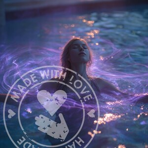 Puede incluir: Una persona en una piscina con vetas de luz p&uacute;rpura y el texto "MADE WITH LOVE HAND MADE" en un dise&ntilde;o de sello circular. La persona est&aacute; en el agua con los ojos cerrados.