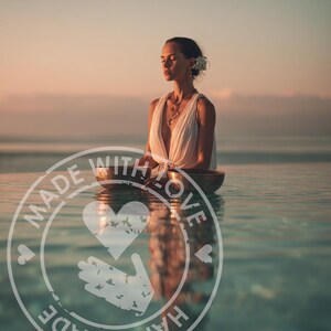 Puede incluir: Una persona con un vestido blanco sentada en el agua, con los ojos cerrados, con una flor en el pelo. Sostiene un cuenco tibetano. La imagen tiene una paleta de colores c&aacute;lidos, con el texto "MADE WITH LOVE HAND MADE" en un sello circular.