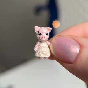 Gehäkeltes Schweinchen im Kleid/ Puppenhausminiatur