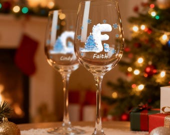Copa de vino navideña personalizada, copa con inicial personalizada, copa navideña artesanal con nombre, regalo para ella, decoración festiva para la mesa 2025