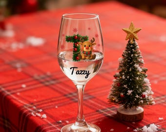 Verre à vin personnalisé pour les Fêtes | Conception personnalisée de renne et de couronne | Cadeau de Noël personnalisé| Verre à vin gravé avec nom pour Noël