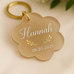 Aangepaste sleutelhanger bruiloft bruidsmeisje, bloem acryl stoelkaart, naam gepersonaliseerde gravure, cadeau bruidsmeisje, nodig voor bruiloftsdecor