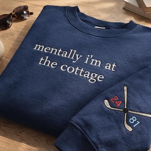 Felpa ricamata "Mentally I'm at the Cottage", girocollo riscaldato "Rivalry Hockey Romance LGBT", regalo accogliente per gli amanti dei libri