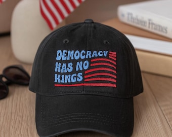 Cappello ricamato "Democrazia", cappello anti-Trump, cappello "La democrazia non ha re", cappello "Resist" con la bandiera americana, cappello anti-MAGA liberale, cappello democratico