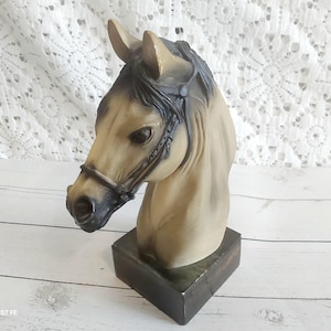 ヴィンテージの馬の頭の彫刻