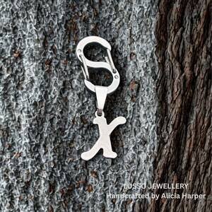 Llavero de acero inoxidable con la letra inicial del alfabeto X, conector a presión S, regalo personalizado para el Día del Padre, el Día de la Madre, Navidad, amigos y profesores.