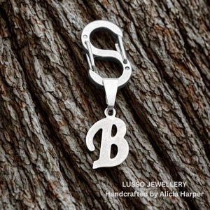 Llavero de acero inoxidable con la letra inicial del alfabeto B, conector a presión S, regalo personalizado para el Día del Padre, el Día de la Madre, Navidad, amigos y profesores.