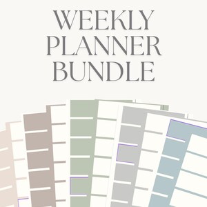 Può includere: Un set di pagine di pianificatore settimanale in una varietà di colori neutri, tra cui beige, grigio e blu. Le pagine sono divise in sezioni per ogni giorno della settimana, con spazio per scrivere compiti, appuntamenti e note. Il testo "Weekly Planner Bundle" è in cima all'immagine.