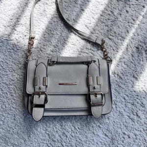 Cartable gris en similicuir avec boucle