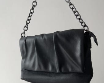 Elegante bolso de hombro con cadena y fruncido de cuero suave negro