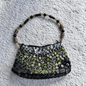 Elegante bolso de noche con lentejuelas y cuentas verdes