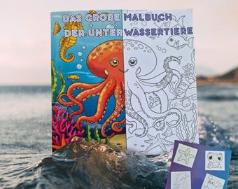 Può includere: Un libro da colorare per bambini intitolato "DAS GROBE MALBUCH DER UNTERWASSERTIERE" con una vivace illustrazione di un polpo arancione, un cavalluccio marino e pesci. Il libro aperto rivela un contorno in bianco e nero di un polpo. È visibile anche un piccolo libretto viola con disegni di creature marine.