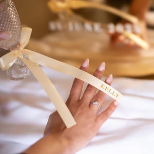 Personalisierte Satinband Bögen | Salbei Grün, Rosa, Weiß & Schwarz | Goldfolie Namensschilder | Hochzeit-Party-Glas-Gedecke