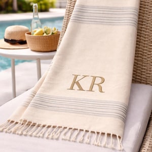 Spersonalizowany ręcznik plażowy w paski – monogramowany ręcznik basenowy z bawełny organicznej