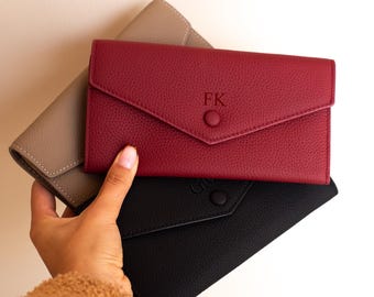 Bestickte Brieftasche aus veganem Leder - personalisierte Monogramm-Geldbörse