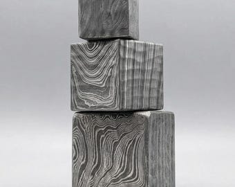 Cubo de acero de Damasco, un juguete de escritorio minimalista único y pisapapeles.