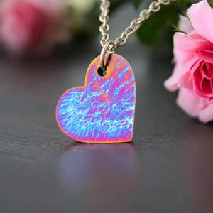 Pingente de coração colorido de titânio para ela, joias femininas, presente de aniversário para ela, joias de titânio para ela, pingente de cores do arco-íris, presente de aniversário