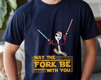 Chemise May The Fork Be With You, T-shirt parodie de star drôle, T-shirt personnage fourche, calembour de film, Cadeau pour les amateurs de cinéma, 424794