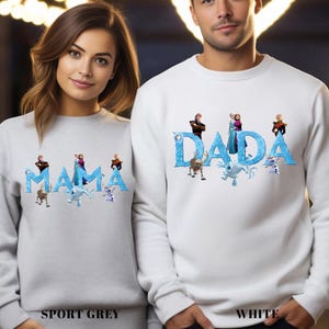 Op de afbeelding: Sportgrijze en witte sweatshirts met de woorden "MAMA" en "DADA" in ijsblauwe letters. De sweatshirts tonen personages uit een populaire animatiefilm. De onderkant van de sweatshirts leest "SPORT GREY" en "WHITE".