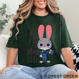 Puede incluir: Una taza de cer&aacute;mica blanca con un asa negra y el texto "But First, Coffee" en negrita negra. La taza se encuentra sobre un fondo borroso, sugiriendo un ambiente acogedor.