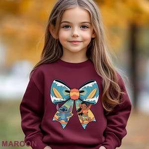 Puede incluir: Un letrero de madera hecho a mano con el texto "Welcome to our home" en un estilo manuscrito. El letrero est&aacute; pintado de blanco con letras negras y un acabado envejecido, perfecto para la decoraci&oacute;n de granja.