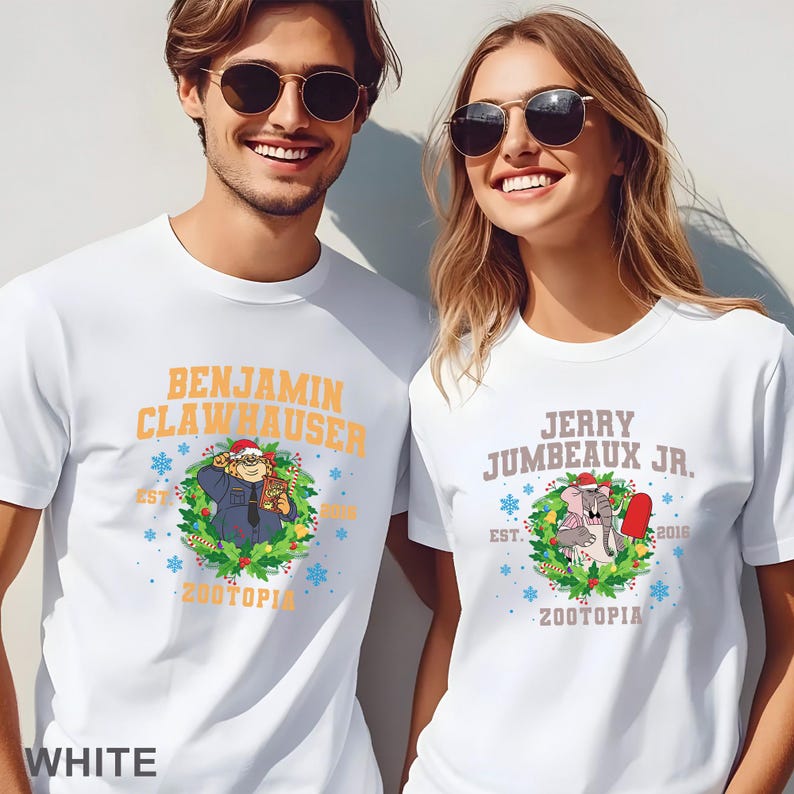 以下が含まれることがあります： 映画「ズートピア」のキャラクターが描かれた白いTシャツ。片方には「Benjamin Clawhauser」のイラスト、もう片方には「Jerry Jumbeaux Jr.」のイラスト。どちらも「Zootopia」と「2016」の文字が入っています。