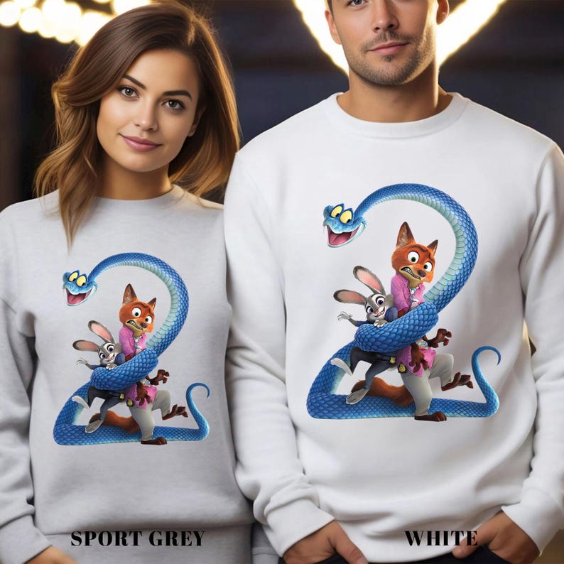 Puede incluir: Sudaderas deportivas grises y blancas con un dise&ntilde;o de serpiente azul alrededor del n&uacute;mero 2. El dise&ntilde;o del n&uacute;mero 2 incluye personajes de dibujos animados de un zorro, un conejo y una serpiente. La sudadera gris deportiva tiene el texto "SPORT GREY" y la sudadera blanca tiene el texto "WHITE".