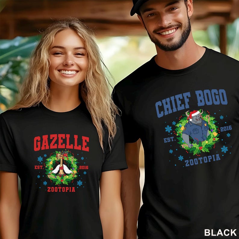 以下が含まれることがあります： 黒いTシャツで、ホリデーをテーマにしたグラフィックが特徴です。1枚のシャツには赤で「GAZELLE」と書かれており、リースと「ZOOTOPIA」の文字が入っています。もう1枚のシャツには青で「CHIEF BOGO」と書かれており、漫画のキャラクターと「ZOOTOPIA」の文字が入っています。