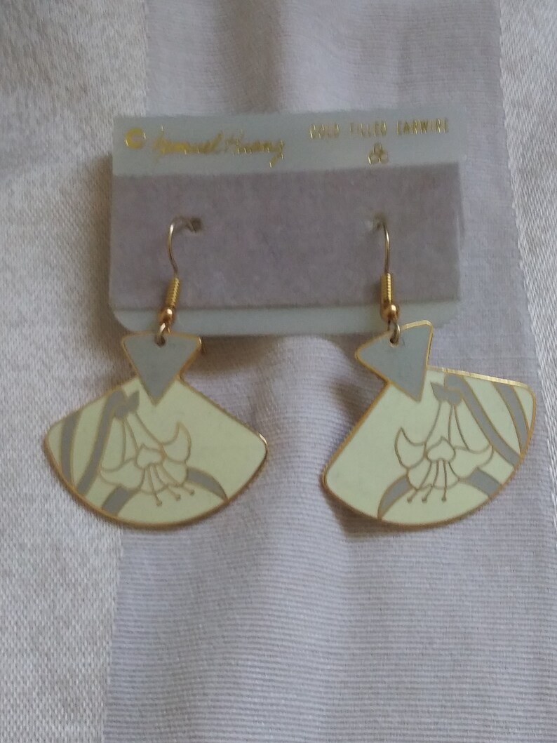 Vintage Samuel Huang Cloisonn\u00e9 Earrings White Lilly with Gray Accent
