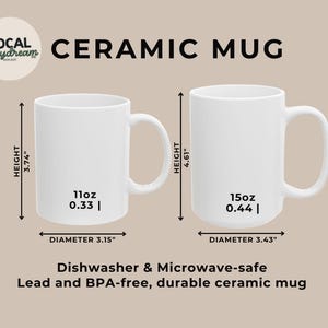 K&ouml;nnte beinhalten: Zwei wei&szlig;e Keramikbecher mit Henkeln, einer 9,5 cm hoch und 8 cm Durchmesser, der andere 11,7 cm hoch und 8,7 cm Durchmesser. Text auf dem Bild lautet "CERAMIC MUG", "Dishwasher & Microwave-safe".
