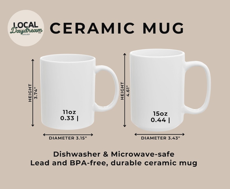K&ouml;nnte beinhalten: Zwei wei&szlig;e Keramikbecher mit Henkeln, einer 9,5 cm hoch und 8 cm Durchmesser, der andere 11,7 cm hoch und 8,7 cm Durchmesser. Text auf dem Bild lautet "CERAMIC MUG", "Dishwasher & Microwave-safe".
