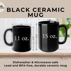 K&ouml;nnte beinhalten: Zwei schwarze Keramikbecher, einer mit 11 oz und der andere mit 15 oz. Die Becher sind 8 cm und 8,7 cm breit und 9,5 cm und 11,9 cm hoch. Der Text auf dem Bild lautet "Dishwasher & Microwave-safe, Lead and BPA-free, durable ceramic mug."