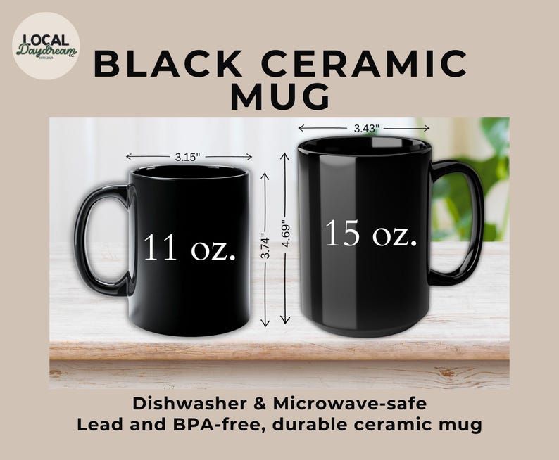 K&ouml;nnte beinhalten: Zwei schwarze Keramikbecher, einer mit 11 oz und der andere mit 15 oz. Die Becher sind 8 cm und 8,7 cm breit und 9,5 cm und 11,9 cm hoch. Der Text auf dem Bild lautet "Dishwasher & Microwave-safe, Lead and BPA-free, durable ceramic mug."