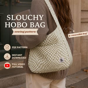 Könnte beinhalten: Ein Schnittmuster für eine lässige Hobo-Tasche mit hellgrün-weißem Karomuster. Die Tasche hat einen breiten Schulterriemen und ein kleines rechteckiges Etikett. Der Text umfasst SLOUCHY HOBO BAG, sewing pattern, PDF PATTERN, INSTANT DOWNLOAD, FULL VIDEO TUTORIAL und reversible bag.