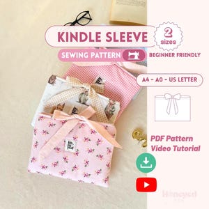 Puede incluir: Un patrón de costura para una funda de Kindle en dos tamaños, apto para principiantes y compatible con papel A4, A0 y US Letter. La imagen muestra tres fundas de tela con estampados de flores rosas, cuadros vichy rosas y animales, atadas con un lazo.
