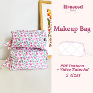 Può includere: Due trousse per il trucco floreali impilate su una superficie bianca. Le borse presentano uno sfondo bianco con rose rosa e foglie verdi. L'immagine include anche un disegno di una trousse per il trucco, il testo "Makeup Bag" e il testo "PDF Pattern + Video Tutorial 2 sizes".