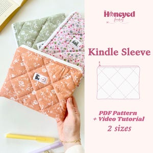 Pode incluir: Capas Kindle acolchoadas com estampas florais em pêssego, verde e rosa. A capa de pêssego está em primeiro plano. O texto "Kindle Sleeve" é exibido, juntamente com "PDF Pattern + Video Tutorial" e "2 sizes".