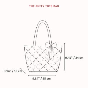 Puede incluir: Un dibujo de l&iacute;nea de una bolsa de mano con un lazo en el asa. La bolsa tiene 25 cm de ancho, 24 cm de alto y 10 cm de profundidad. El texto "THE PUFFY TOTE BAG" est&aacute; encima de la imagen.