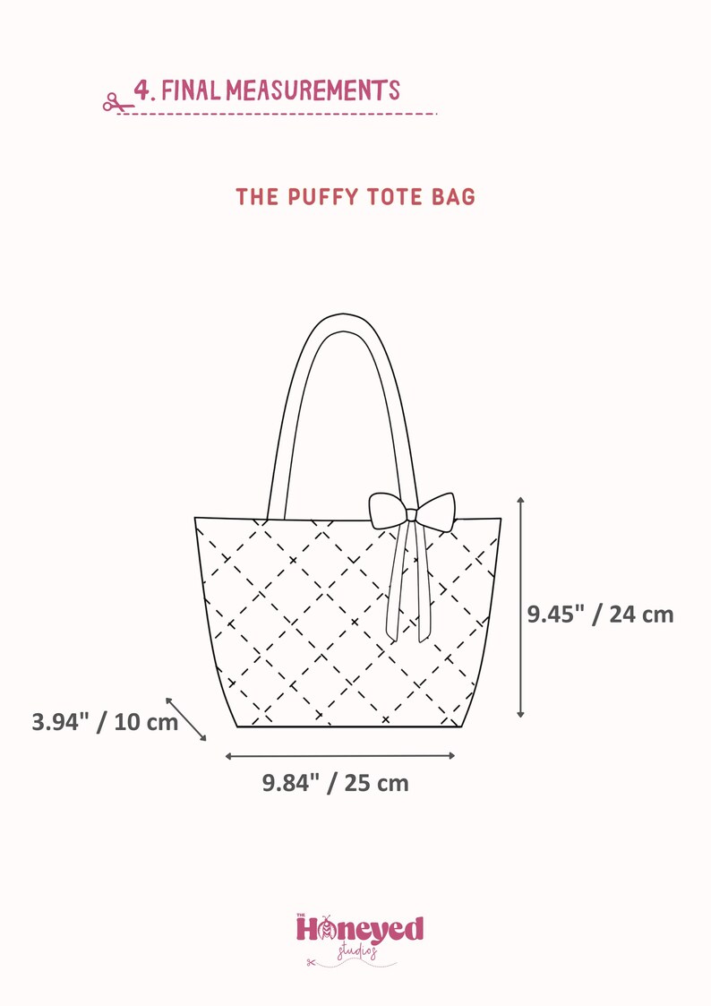 Puede incluir: Un dibujo de l&iacute;nea de una bolsa de mano con un lazo en el asa. La bolsa tiene 25 cm de ancho, 24 cm de alto y 10 cm de profundidad. El texto "THE PUFFY TOTE BAG" est&aacute; encima de la imagen.
