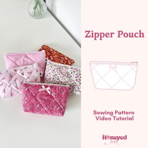 Może przedstawiać: Pięć torebek z zamkiem błyskawicznym w różnych wzorach kwiatowych, w tym różowa kratka, różowe kwiaty, czerwone kwiaty i białe kwiaty. Po prawej stronie obrazu znajduje się rysunek liniowy torebki z zamkiem błyskawicznym z kokardką. Tekst "Zipper Pouch" znajduje się nad rysunkiem, a "Sewing Pattern Video Tutorial" pod rysunkiem. Tekst "Honeyed Junctures" znajduje się na dole obrazu.