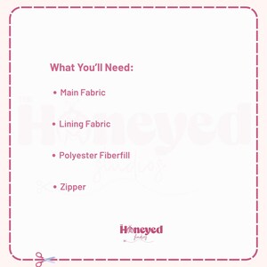 K&ouml;nnte beinhalten: Eine wei&szlig;e rechteckige Grafik mit einem gestrichelten rosa Rand, die den Text What You'll Need: und eine Aufz&auml;hlung der Artikel Main Fabric, Lining Fabric, Polyester Fiberfill und Zipper enth&auml;lt. Das Logo The Honeyed Studios ist unten.
