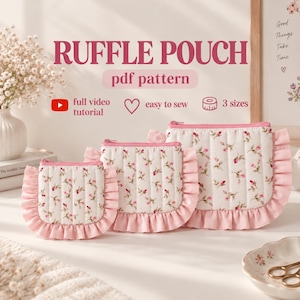 Op de afbeelding: Drie doorgestikte tasjes in drie maten met een roze bloemenpatroon op een witte achtergrond, voorzien van roze ruches en roze ritsen. De tekst luidt RUFFLE POUCH, pdf pattern, full video tutorial, easy to sew, 3 sizes.